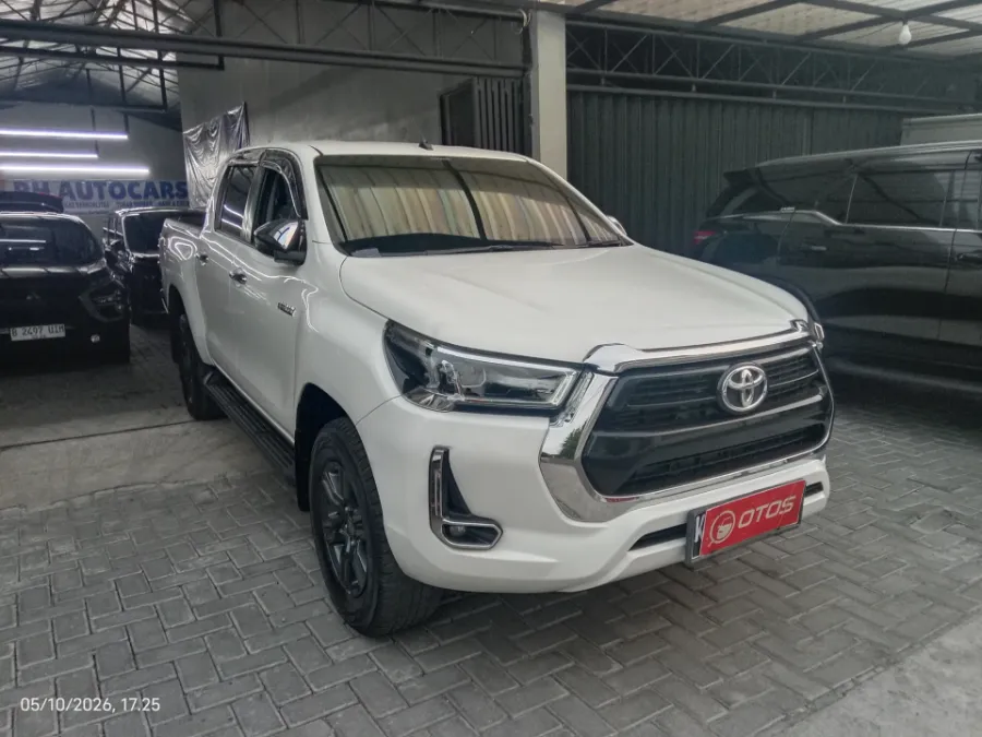 Foto Mobil Bekas Kanan Depan Toyota Hilux 2.4 V D-Cab tahun 2022