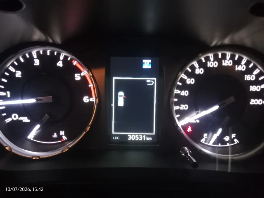 Foto Mobil Bekas Odometer Toyota Hilux 2.4 V D-Cab tahun 2022