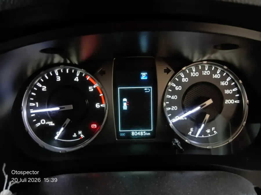 Foto Mobil Bekas Odometer Toyota Hilux 2.4 V D-Cab tahun 2022