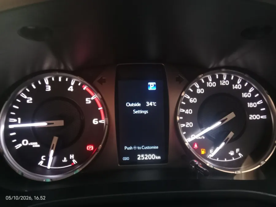 Foto Mobil Bekas Odometer Toyota Hilux 2.4 V D-Cab tahun 2022