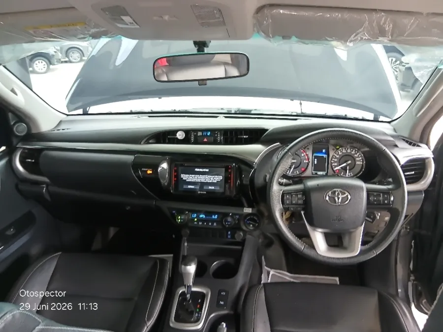 Foto Mobil Bekas Dashboard Toyota Hilux 2.4 V D-Cab tahun 2023