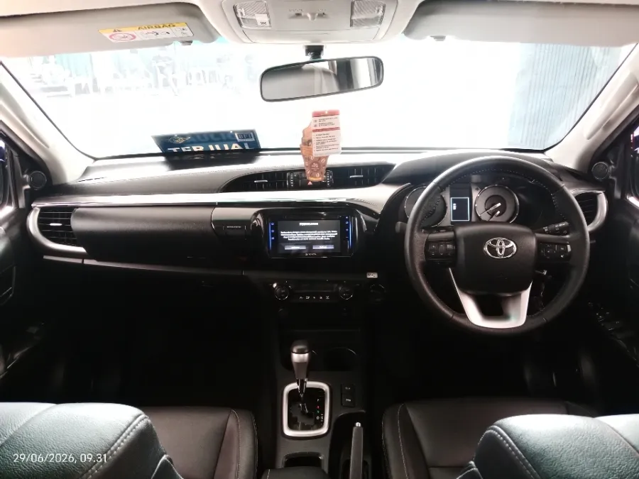 Foto Mobil Bekas Dashboard Toyota Hilux 2.4 V D-Cab tahun 2023