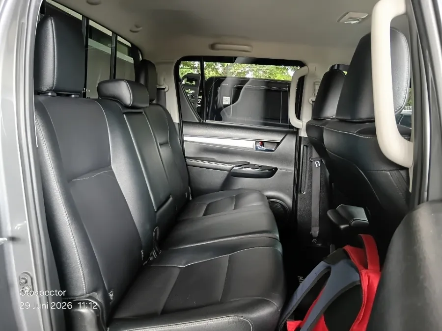 Foto Mobil Bekas Kabin Belakang Toyota Hilux 2.4 V D-Cab tahun 2023