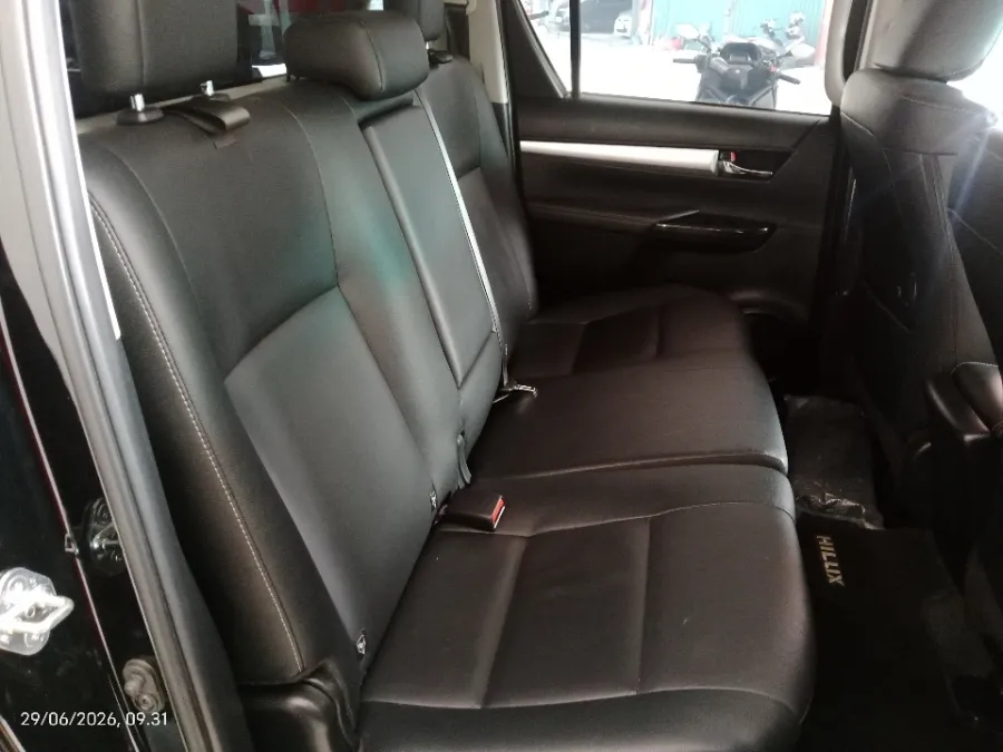 Foto Mobil Bekas Kabin Belakang Toyota Hilux 2.4 V D-Cab tahun 2023
