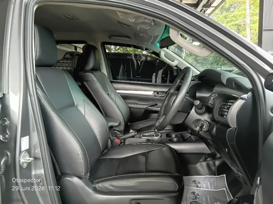 Foto Mobil Bekas Kabin Depan Toyota Hilux 2.4 V D-Cab tahun 2023