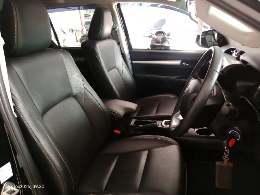 Foto Mobil Bekas Kabin Depan Toyota Hilux 2.4 V D-Cab tahun 2023