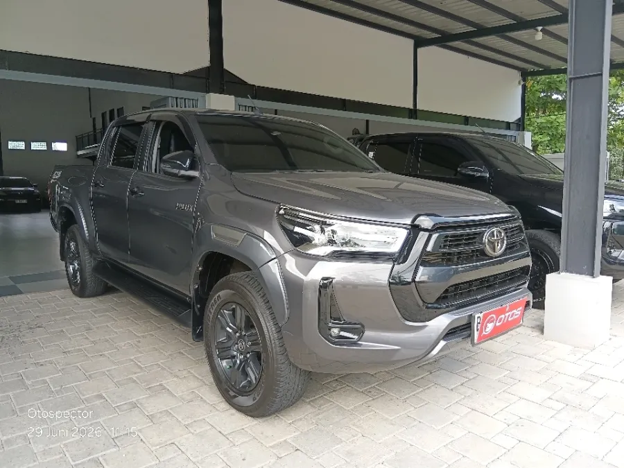 Foto Mobil Bekas Kanan Depan Toyota Hilux 2.4 V D-Cab tahun 2023