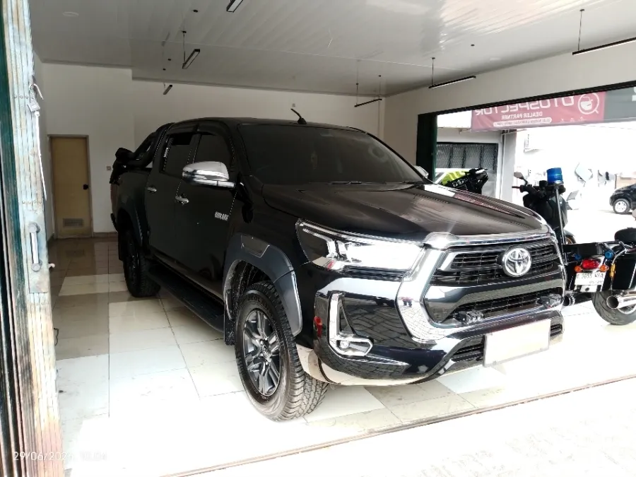 Foto Mobil Bekas Kanan Depan Toyota Hilux 2.4 V D-Cab tahun 2023