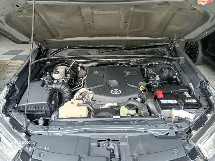 Foto Mobil Bekas Mesin Toyota Hilux 2.4 V D-Cab tahun 2023