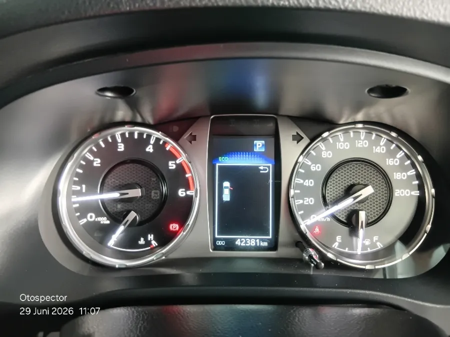 Foto Mobil Bekas Odometer Toyota Hilux 2.4 V D-Cab tahun 2023