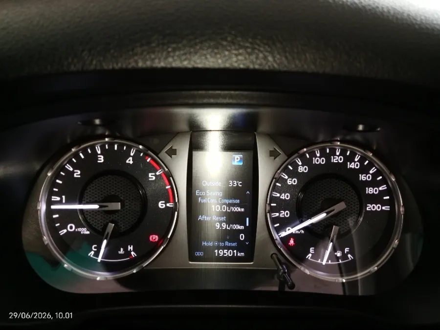 Foto Mobil Bekas Odometer Toyota Hilux 2.4 V D-Cab tahun 2023