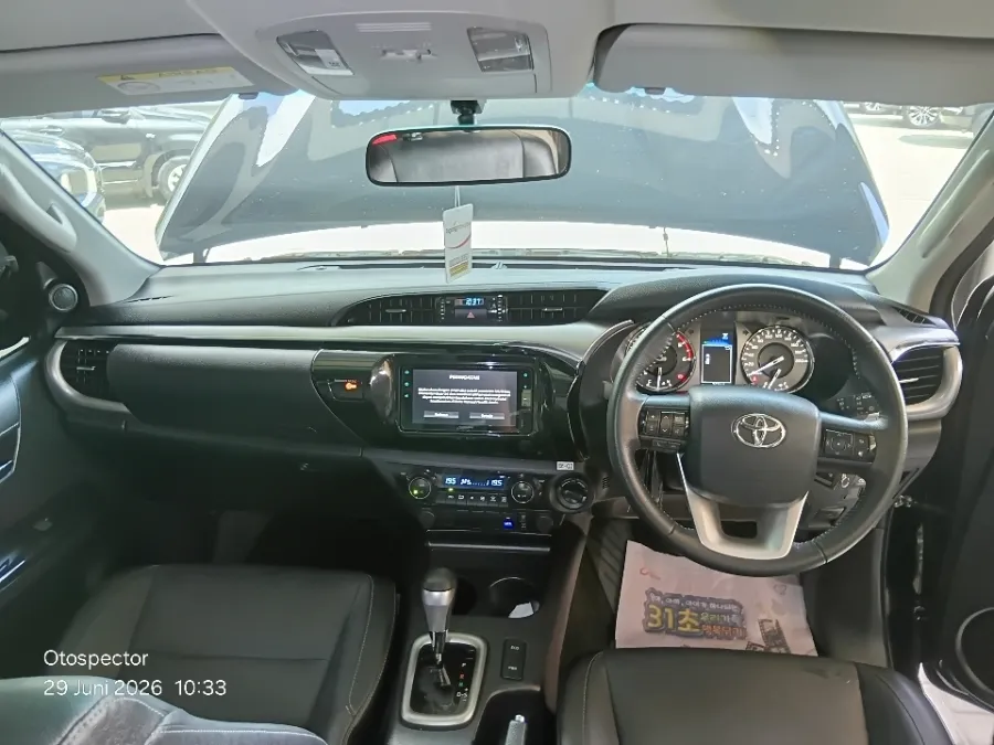 Foto Mobil Bekas Dashboard Toyota Hilux 2.4 V D-Cab tahun 2025