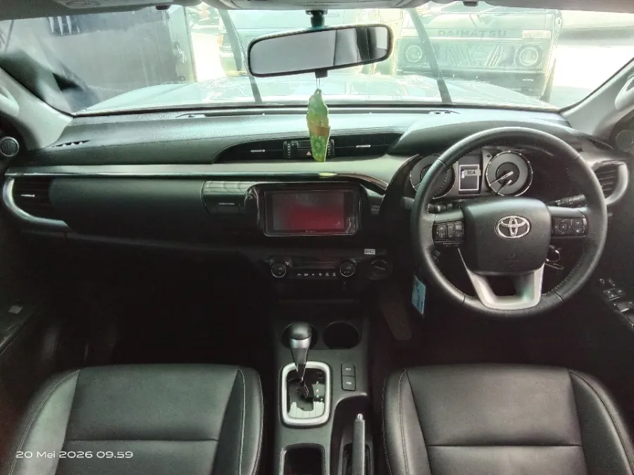 Foto Mobil Bekas Dashboard Toyota Hilux 2.4 V D-Cab tahun 2025