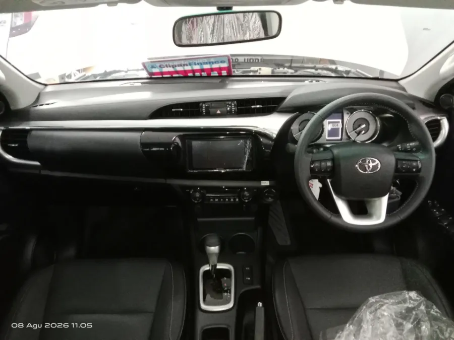 Foto Mobil Bekas Dashboard Toyota Hilux 2.4 V D-Cab tahun 2025