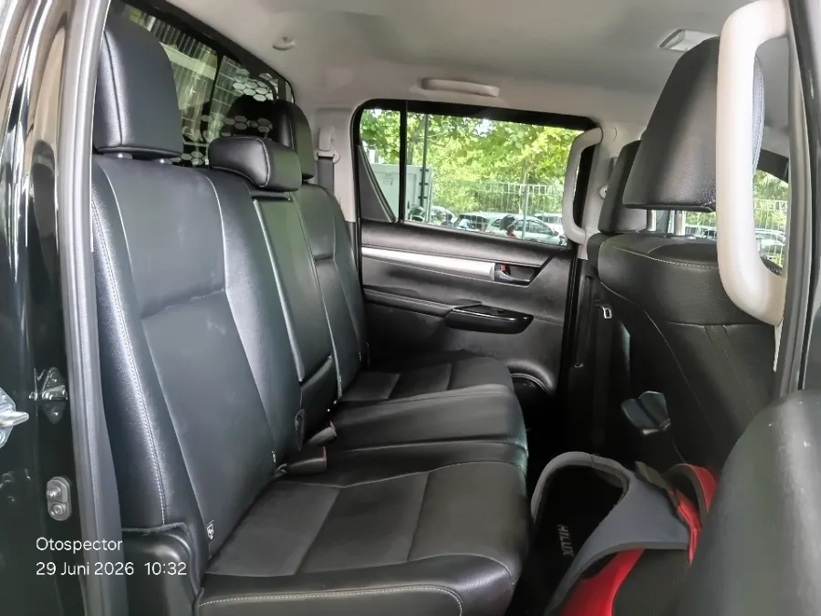 Foto Mobil Bekas Kabin Belakang Toyota Hilux 2.4 V D-Cab tahun 2025