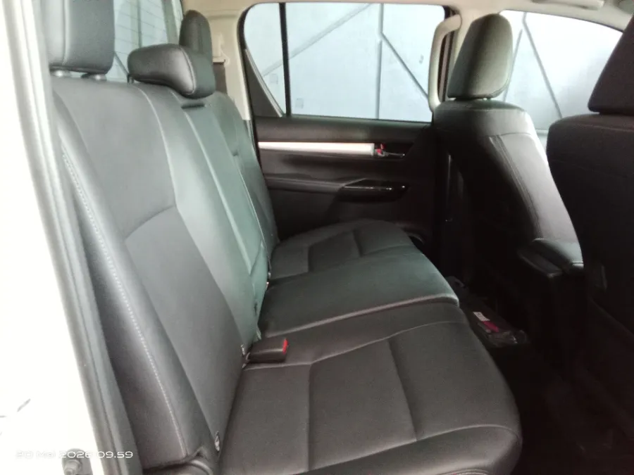 Foto Mobil Bekas Kabin Belakang Toyota Hilux 2.4 V D-Cab tahun 2025