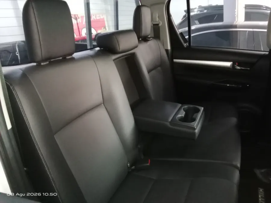 Foto Mobil Bekas Kabin Belakang Toyota Hilux 2.4 V D-Cab tahun 2025