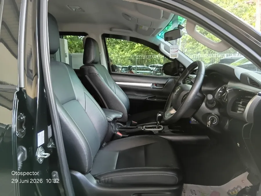 Foto Mobil Bekas Kabin Depan Toyota Hilux 2.4 V D-Cab tahun 2025