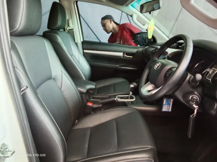 Foto Mobil Bekas Kabin Depan Toyota Hilux 2.4 V D-Cab tahun 2025