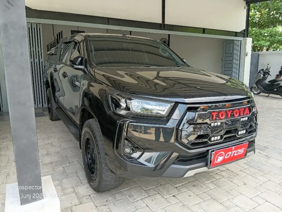 Foto Mobil Bekas Kanan Depan Toyota Hilux 2.4 V D-Cab tahun 2025