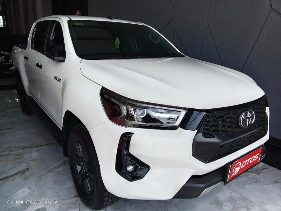 Foto Mobil Bekas Kanan Depan Toyota Hilux 2.4 V D-Cab tahun 2025