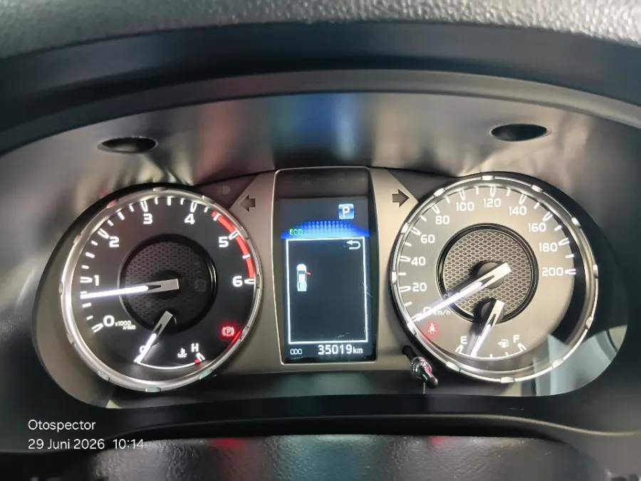 Foto Mobil Bekas Odometer Toyota Hilux 2.4 V D-Cab tahun 2025