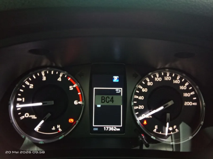 Foto Mobil Bekas Odometer Toyota Hilux 2.4 V D-Cab tahun 2025