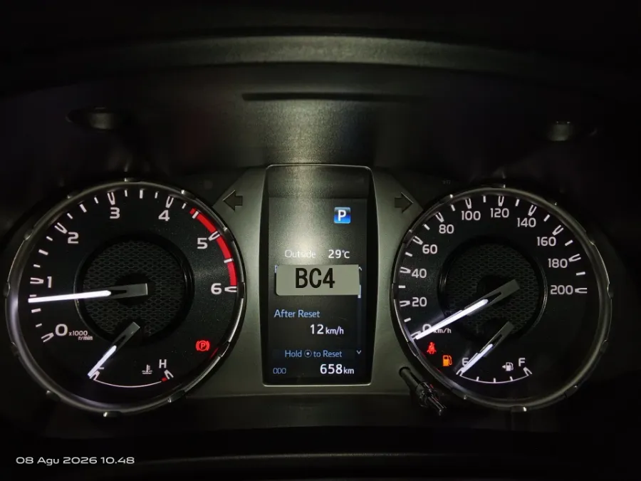 Foto Mobil Bekas Odometer Toyota Hilux 2.4 V D-Cab tahun 2025