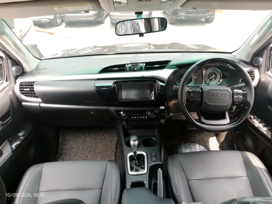 Foto Mobil Bekas Dashboard Toyota Hilux 2.4 V D-Cab tahun 2026