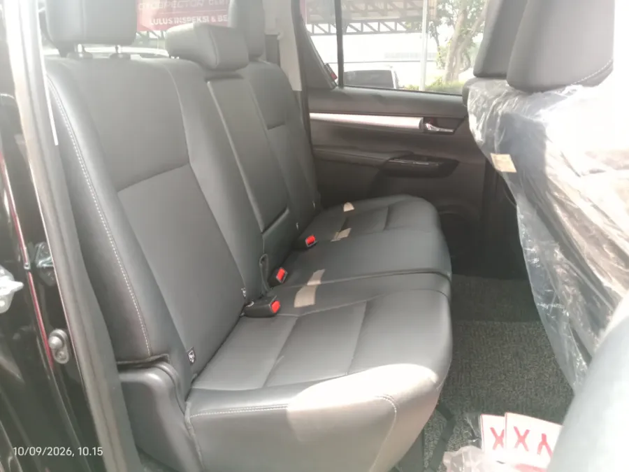 Foto Mobil Bekas Kabin Belakang Toyota Hilux 2.4 V D-Cab tahun 2026