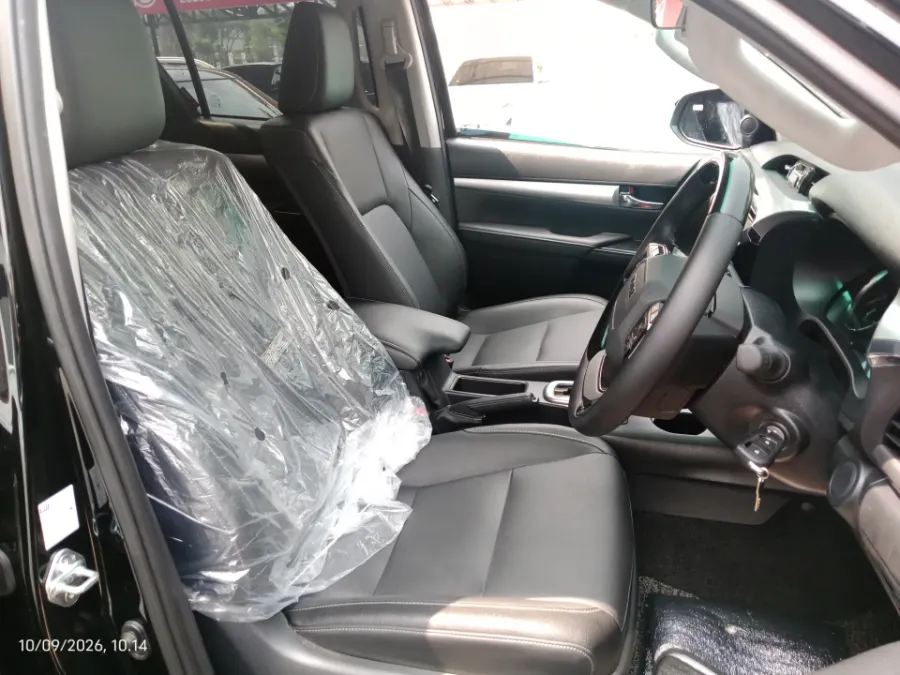 Foto Mobil Bekas Kabin Depan Toyota Hilux 2.4 V D-Cab tahun 2026