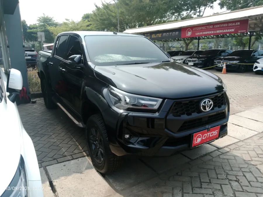 Foto Mobil Bekas Kanan Depan Toyota Hilux 2.4 V D-Cab tahun 2026