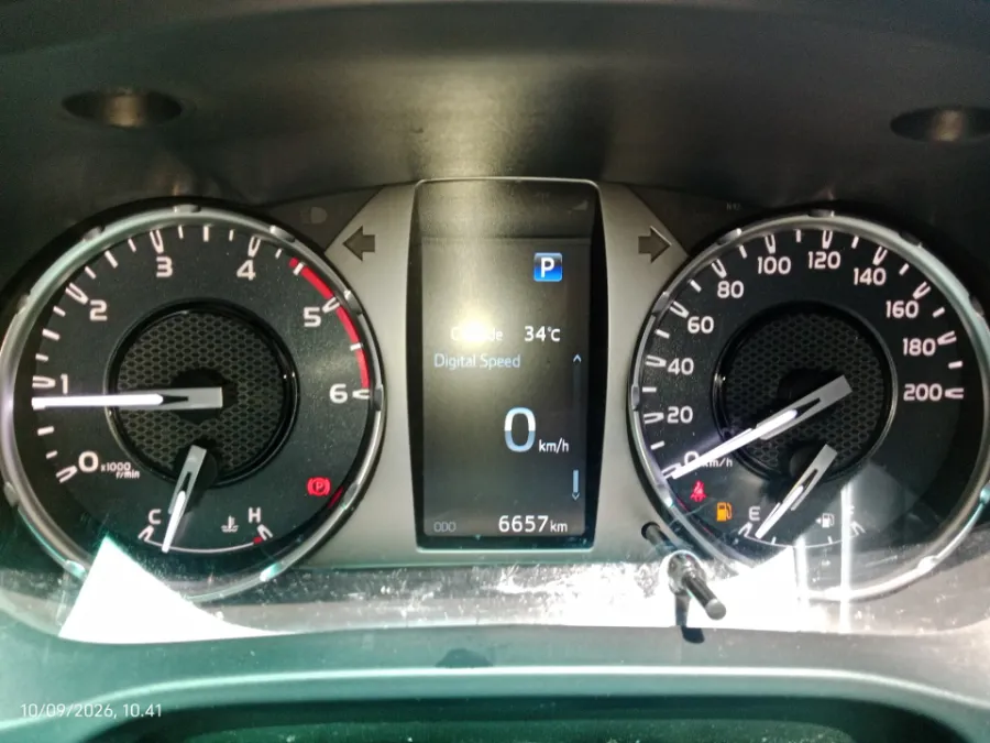 Foto Mobil Bekas Odometer Toyota Hilux 2.4 V D-Cab tahun 2026