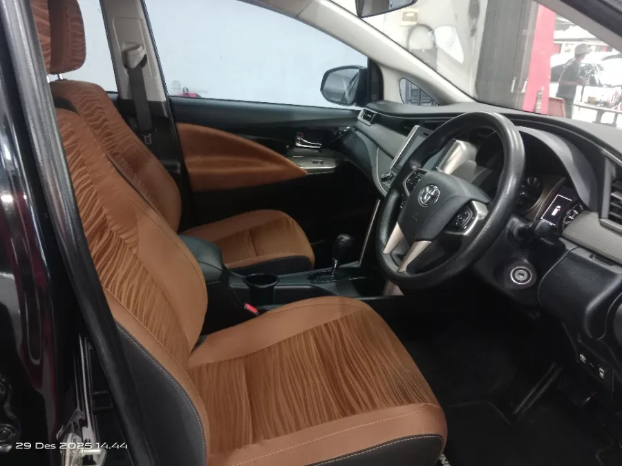 Foto Mobil Bekas Kabin Depan Toyota Kijang Innova 2.0 tahun 2017