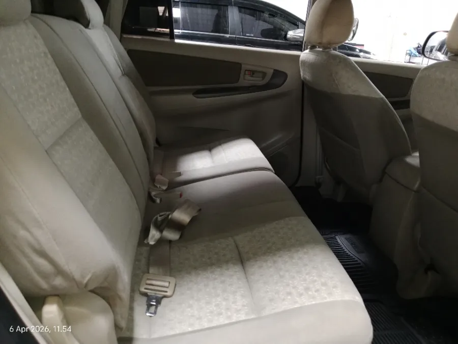 Foto Mobil Bekas Kabin Belakang Toyota Kijang Innova 2.0 G tahun 2012