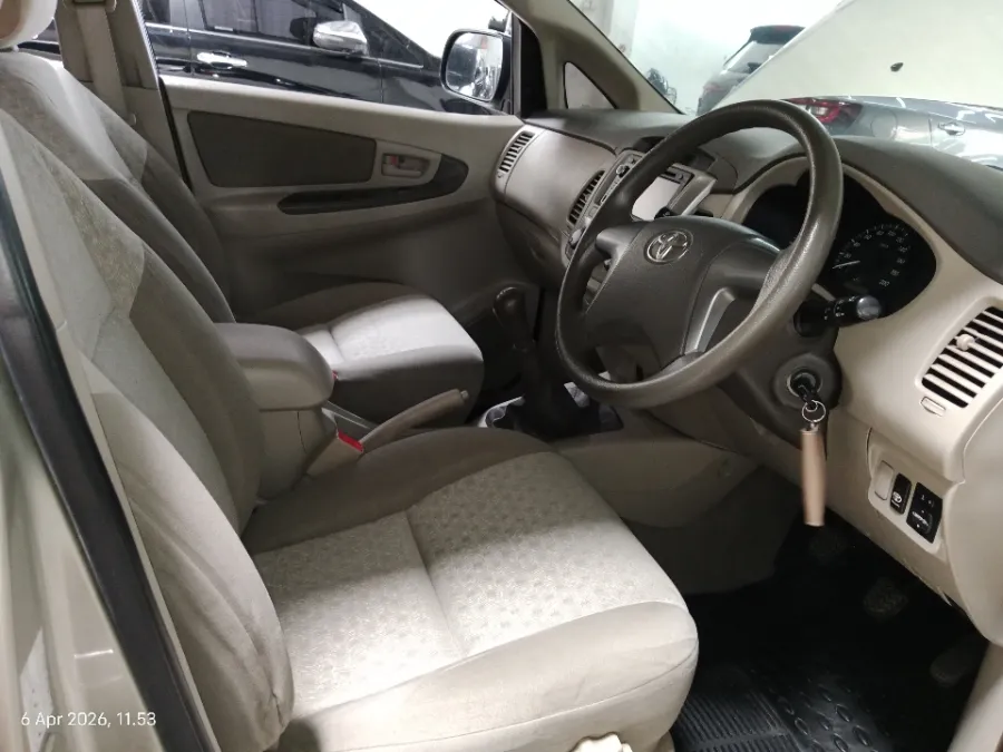 Foto Mobil Bekas Kabin Depan Toyota Kijang Innova 2.0 G tahun 2012