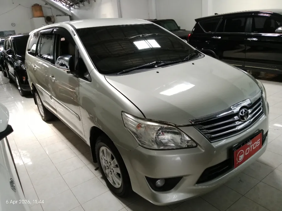 Foto Mobil Bekas Kanan Depan Toyota Kijang Innova 2.0 G tahun 2012