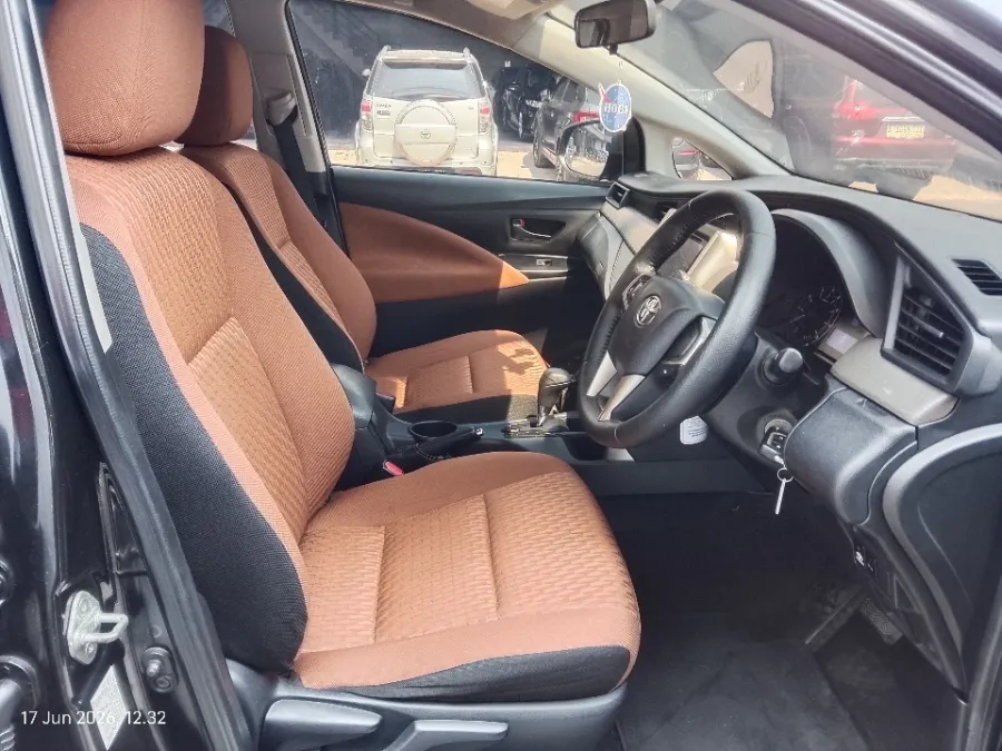 Foto Mobil Bekas Kabin Depan Toyota Kijang Innova 2.0 G tahun 2016