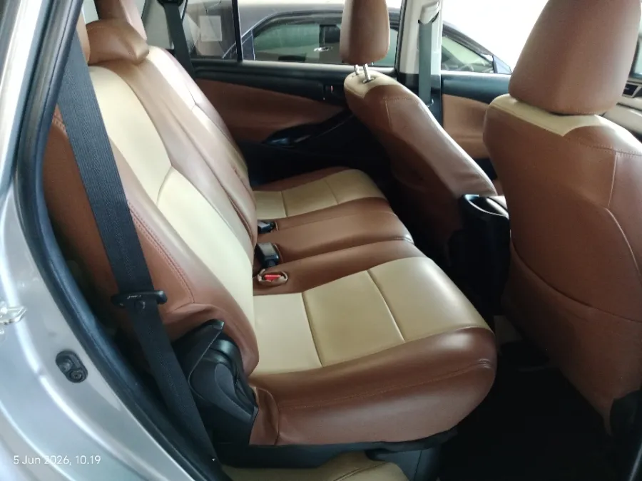 Foto Mobil Bekas Kabin Belakang Toyota Kijang Innova 2.0 G tahun 2017
