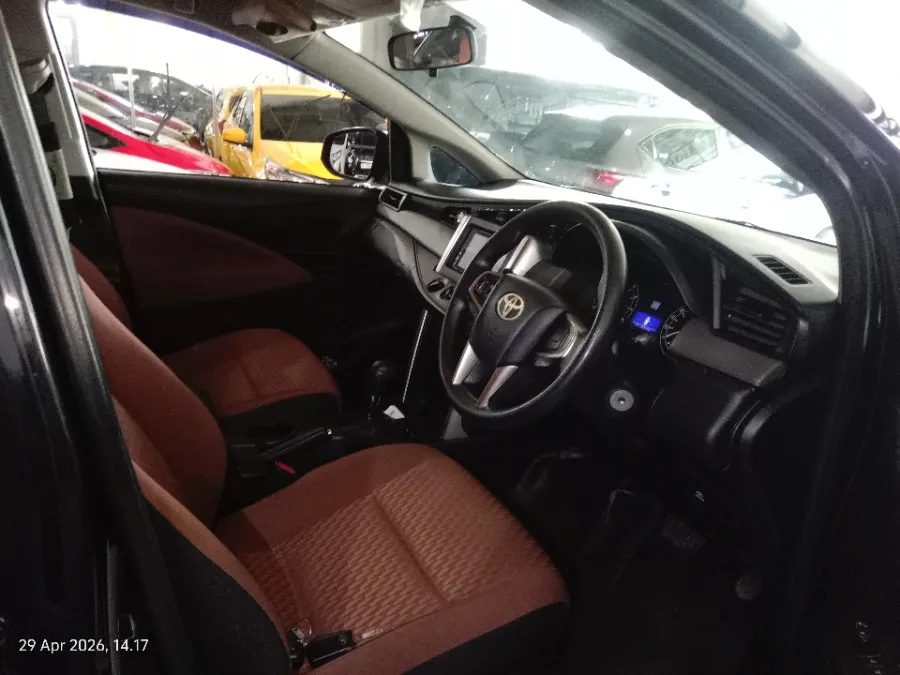 Foto Mobil Bekas Kabin Depan Toyota Kijang Innova 2.0 G tahun 2017