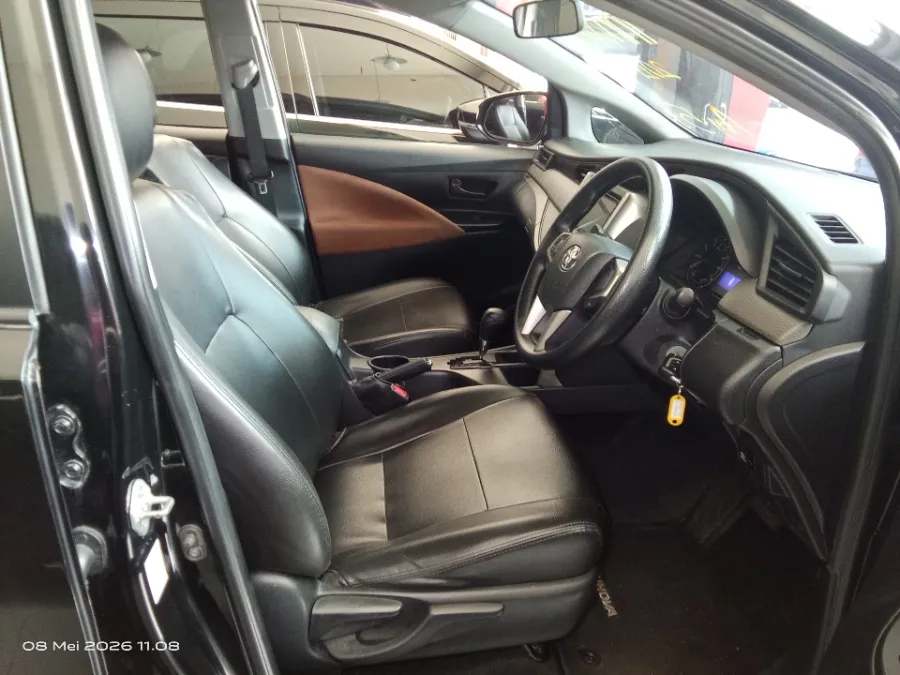 Foto Mobil Bekas Kabin Depan Toyota Kijang Innova 2.0 G tahun 2017