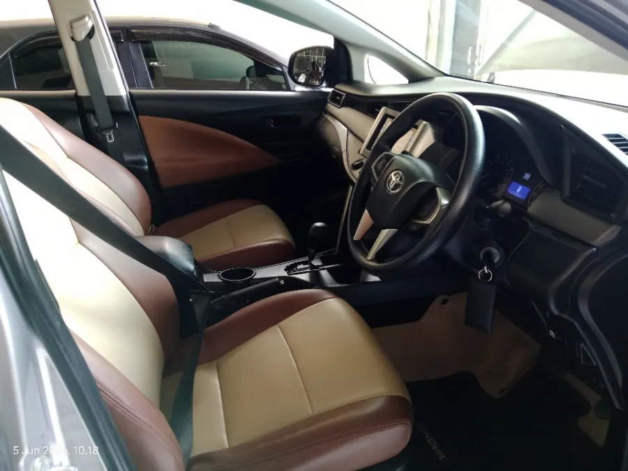 Foto Mobil Bekas Kabin Depan Toyota Kijang Innova 2.0 G tahun 2017