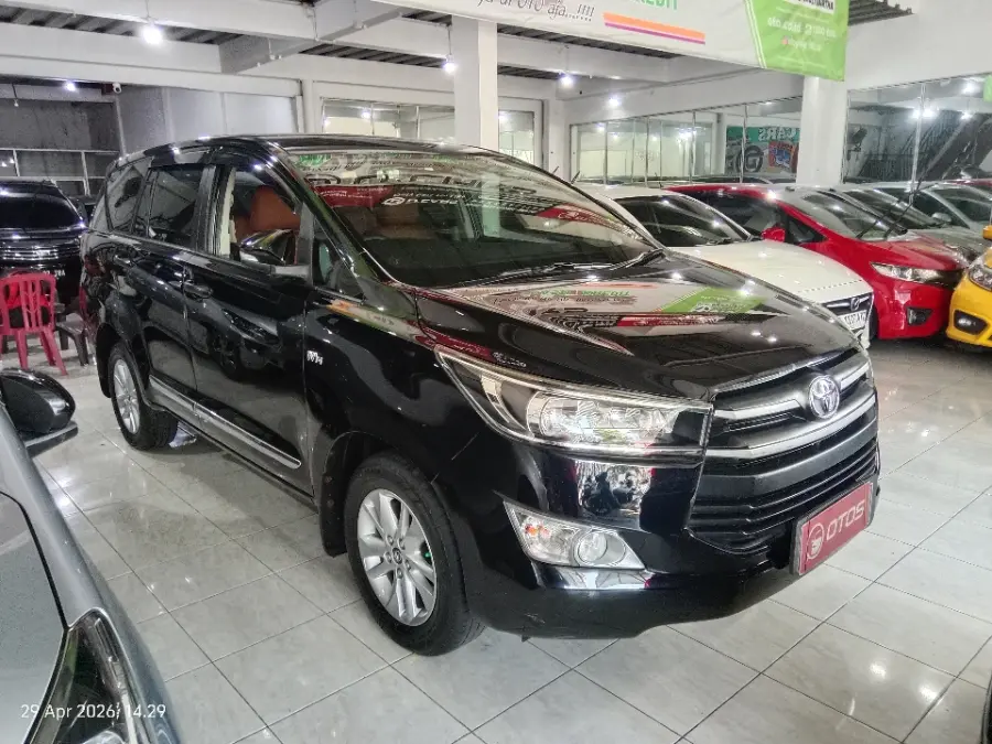 Foto Mobil Bekas Kanan Depan Toyota Kijang Innova 2.0 G tahun 2017