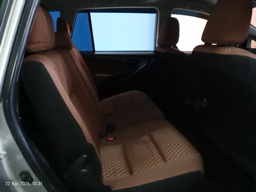 Foto Mobil Bekas Kabin Belakang Toyota Kijang Innova 2.0 G tahun 2018
