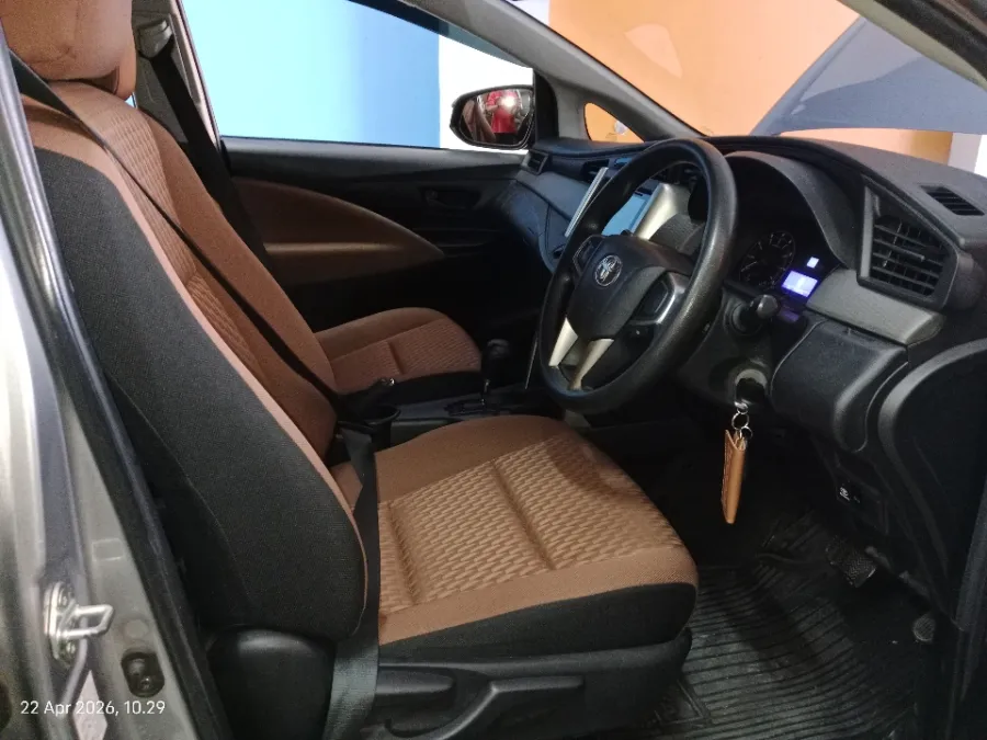 Foto Mobil Bekas Kabin Depan Toyota Kijang Innova 2.0 G tahun 2018