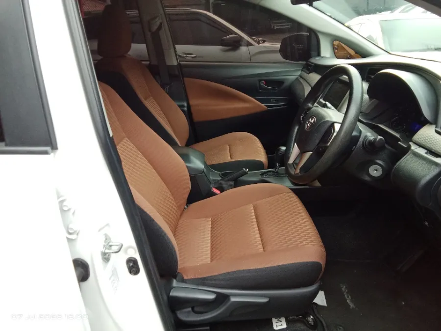 Foto Mobil Bekas Kabin Depan Toyota Kijang Innova 2.0 G tahun 2019