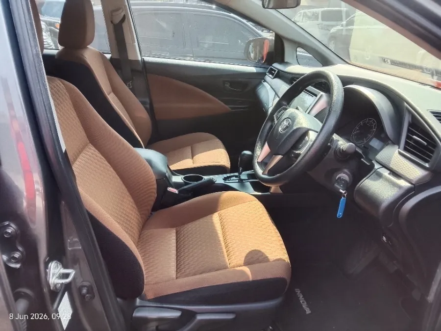 Foto Mobil Bekas Kabin Depan Toyota Kijang Innova 2.0 G tahun 2019