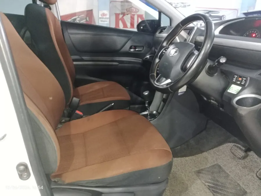 Foto Mobil Bekas Kabin Depan Toyota Kijang Innova 2.0 G tahun 2019