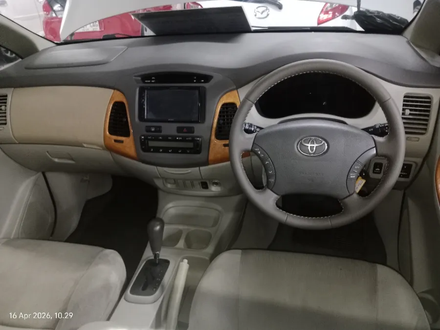 Foto Mobil Bekas Dashboard Toyota Kijang Innova 2.0 V tahun 2010