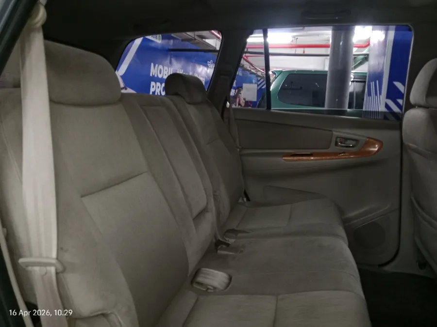 Foto Mobil Bekas Kabin Belakang Toyota Kijang Innova 2.0 V tahun 2010
